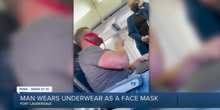 طرد رجل من طائرة أمريكية لاستبداله الكمامة بقطعة داخلية نسائية