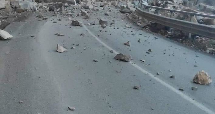 انهيارات صخرية تقطع الطريق الرئيس إلى مصيف بيخال في أربيل