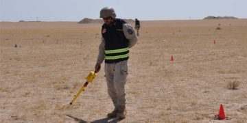 رفع قذيفة مدفع من مخلفات الجيش العراقي السابق