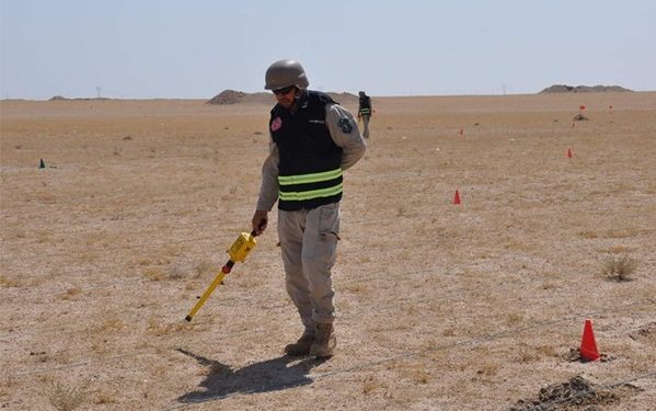 رفع قذيفة مدفع من مخلفات الجيش العراقي السابق