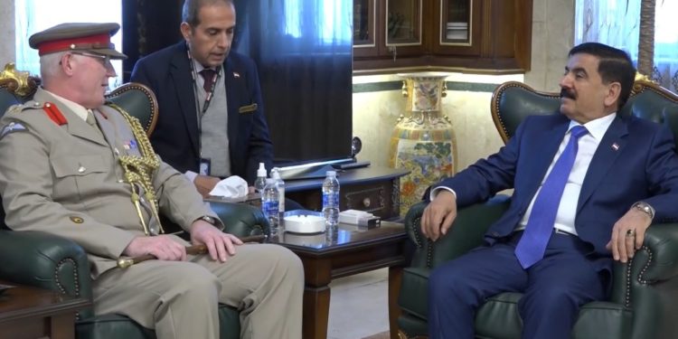 وزير الدفاع يستقبل (الملحق العسكري البريطاني) في العراق بمناسبة انتهاء عمله