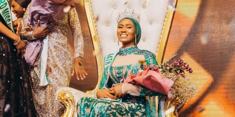 مسلمة تحقق لقباً تاريخياً وتؤكد ان الدين ليس عائقاً (أول ملكة جمال محجبـــة في العالم)