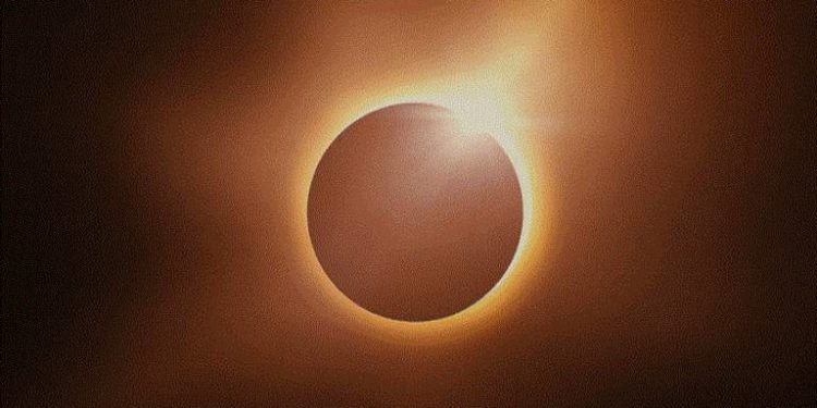 بدء الكســــــــوف الكلي للشمس في القارة القطبية الجنوبية