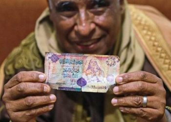 ليــــبي يشتـــرط (دينارا واحدا من عملة عليها صورة القذافي) مهرا لابنته