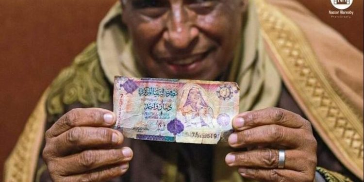 ليــــبي يشتـــرط (دينارا واحدا من عملة عليها صورة القذافي) مهرا لابنته