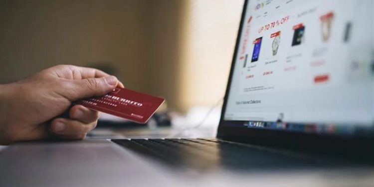 عملية شراء أونلاين تعيــــد لم شمل أسرة لم تتقابل منذ 30 عاما