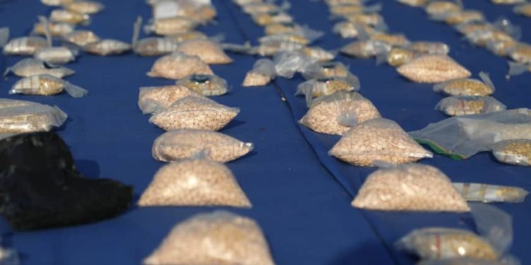 القبض على تاجري مخدرات بالبصرة بحوزتهما 7 كغم من المواد المخدرة و100 الف حبة مخدرة