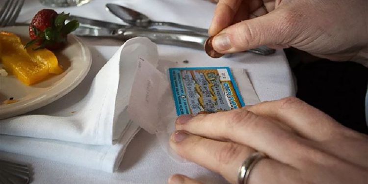 صاحب حظ سعيد يكسب 200 ألف $ في استراحة الحمام