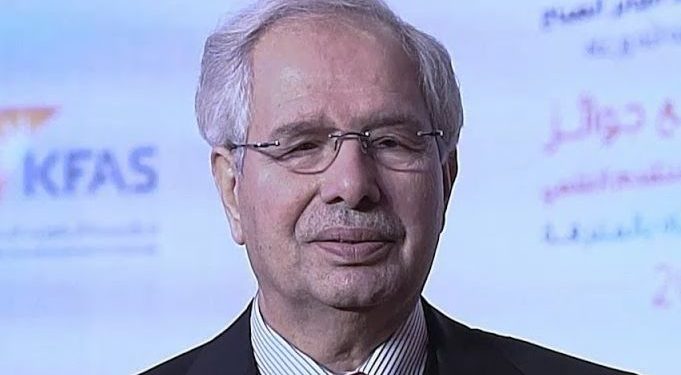 حسن ناظم يهنئ الناقــــد (محسن الموسوي) بحصوله على جائزة الملك فيصل للأدب