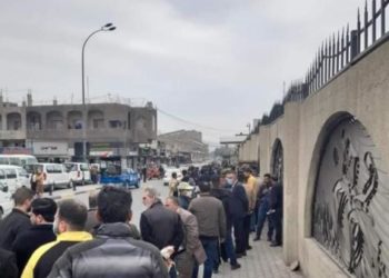 بالصور والفيديو .. مثقفون ينتقدون في التواصل الاجتماع وزير الثقافة حسن ناظم على طريقة التوزيع المهينة لمنح الصحفيين والفنانين