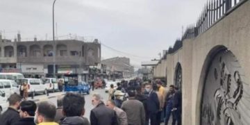 بالصور والفيديو .. مثقفون ينتقدون في التواصل الاجتماع وزير الثقافة حسن ناظم على طريقة التوزيع المهينة لمنح الصحفيين والفنانين