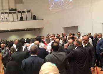 لحظة سحب المشهداني من قاعة البرلمان من قبل عناصر حمايته