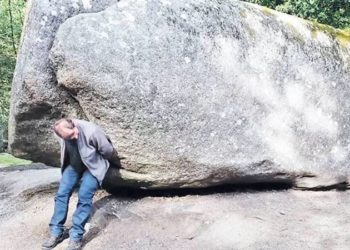 “الصخرة العجيبة”.. وزنها 132 طنا و يستطيـــع أي شخص تحريكها
