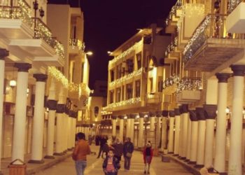 البغداديون يقصدون “المتنبي” ليلا بعد إنارته وترميمه