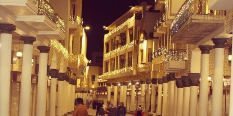 البغداديون يقصدون “المتنبي” ليلا بعد إنارته وترميمه