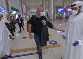 ضبط سياح (إسرائيليين) بمطار دبي سرقوا آيفون مطليًّا بالذهب