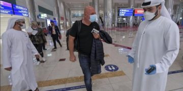 ضبط سياح (إسرائيليين) بمطار دبي سرقوا آيفون مطليًّا بالذهب