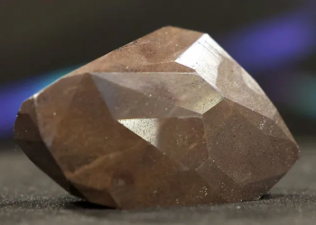 دار سوذبيز تكشف النقاب وتعرض ماسة جاءت من الفضاء الخارجي