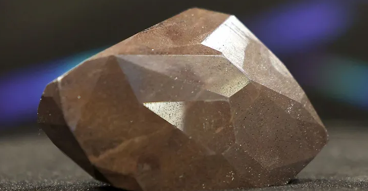 دار سوذبيز تكشف النقاب وتعرض ماسة جاءت من الفضاء الخارجي