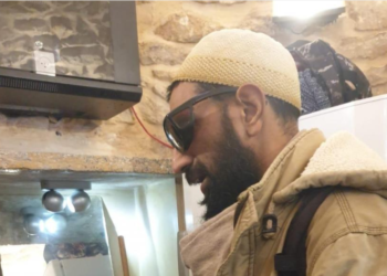 ظنوا أنه مستوطن يهودي متنكر في هيئة المسلمين .. الكشف عن هوية رجل أوقفه حراس المسجد الأقصى