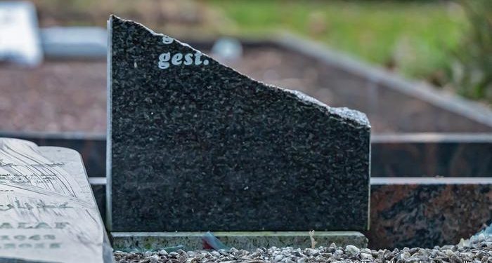 الحكومة الألمانية تدين تدنيس مقبرة للمسلمين، والشرطة تبحث عن الجناة “خرَّبوا 30 قبراً عشية رأس السنة”