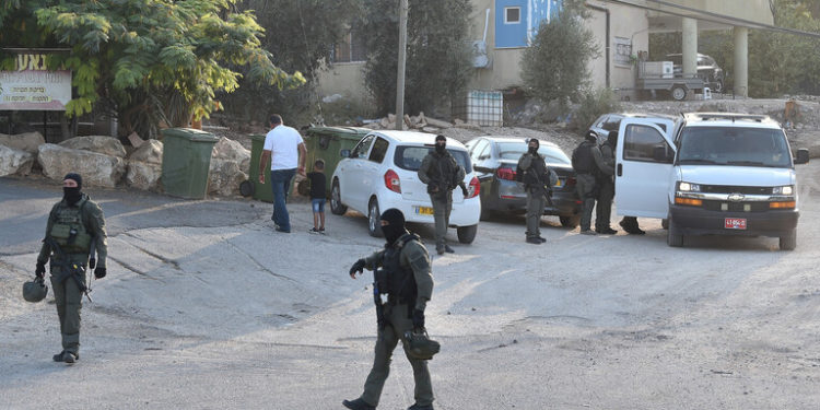 الشرطة الإسرائيلية تستخدم “عميلا سريا” لاعتقال 30 إسرائيليا وفلسطينيا