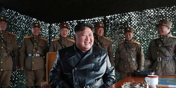 كيم جونغ أون يـــراقب “تجربة إطلاق صاروخ” يوصف بأنه أسرع من الصوت