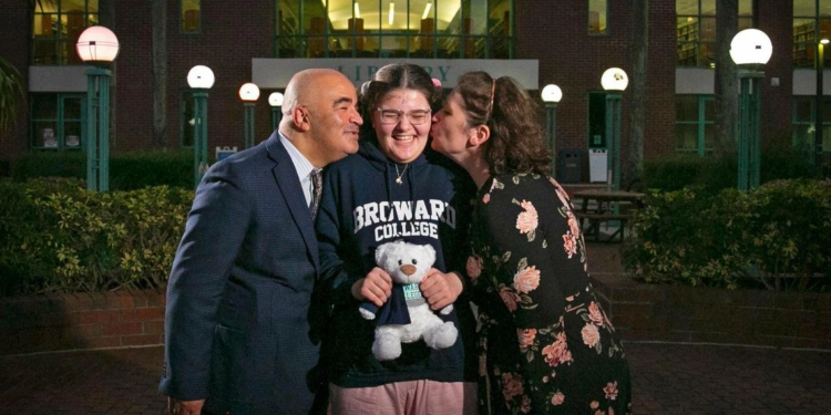 نابغة مصرية تنهي المرحلة الجامعية في الـ 12سنة