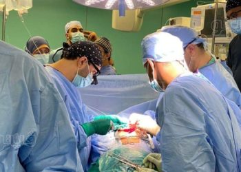منع جراح بريطاني من مزاولة المهنة .. (ينقش اسمه على كبد المرضى)