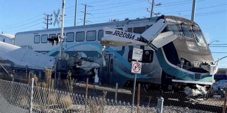 قطـــــار يصدم طائــــــرة بعد سقوطها في كاليفورنيا‎‎ + فيديو