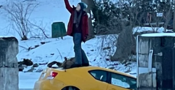 تلتقط صوراً “سيلفي” أثناء غرقها بينما يهرع الناس لإنقاذها