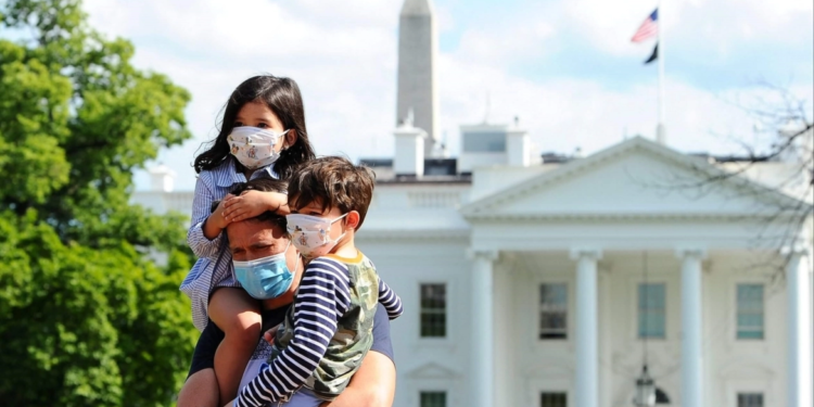 اعتقال أُم حبست طفلها في صندوق سيارة لإصابته بكورونا