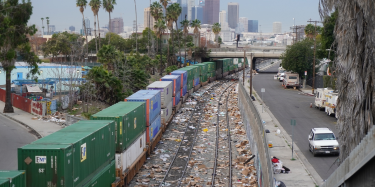 بالفيديو .. لصوص سرقوا منتجات تم شراؤها عبر الإنترنت والخسائر بالملايين (نهب قطارات البضائع بأمريكا)