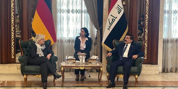 جمعة عناد يستقبل نظيره الألماني (كرستين لامبرخت) في مبنى وزارة الدفاع