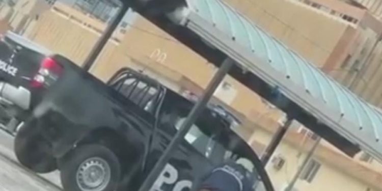 بالفيديو اتخاذ الإجراءات القانونية بحق طاقم الدورية لتجاوزهم على احد المواطنين