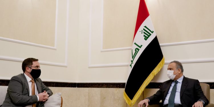 الكاظمي يستقبل السفير البريطاني