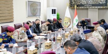 الكاظمي يجتمع بالقيادات الأمنية والعسكرية