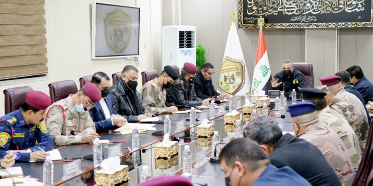 الكاظمي يجتمع بالقيادات الأمنية والعسكرية