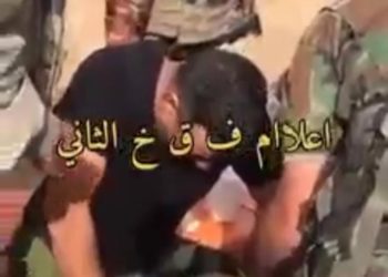 فيديو .. مقدم قوات خاصة يرفض الاسعافات ويصرخ جنودي وين