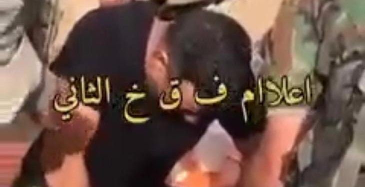 فيديو .. مقدم قوات خاصة يرفض الاسعافات ويصرخ جنودي وين