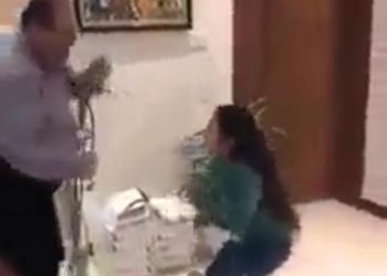 دكتور عراقي  في بغداد يرقص مع المريض + فيديو