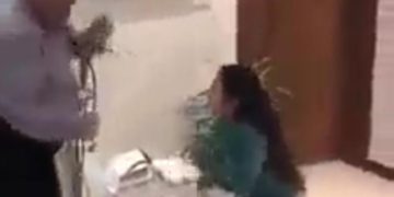 دكتور عراقي  في بغداد يرقص مع المريض + فيديو