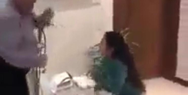 دكتور عراقي  في بغداد يرقص مع المريض + فيديو