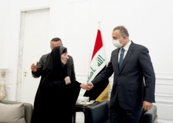 الكاظمي يستقبل سيدة عراقية أمٌ لسبعة شهداء