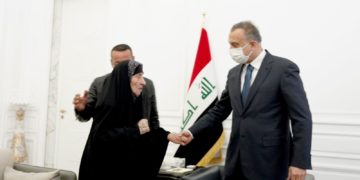 الكاظمي يستقبل سيدة عراقية أمٌ لسبعة شهداء