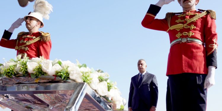 الكاظمي يضع إكليلاً من الزهور على نصب الجندي المجهول