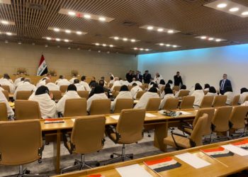 بالصور اعضاء التيار الصدري يدخلون الى قاعة اجتماعات مجلس النواب وهم يرتدون الكفن؟! .. يتبع