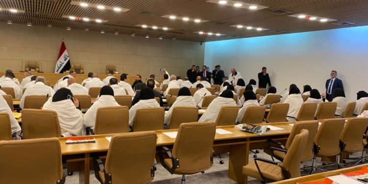 بالصور اعضاء التيار الصدري يدخلون الى قاعة اجتماعات مجلس النواب وهم يرتدون الكفن؟! .. يتبع