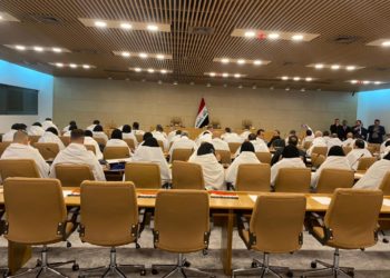 بالصور اعضاء التيار الصدري يدخلون الى قاعة اجتماعات مجلس النواب وهم يرتدون الكفن؟! .. يتبع