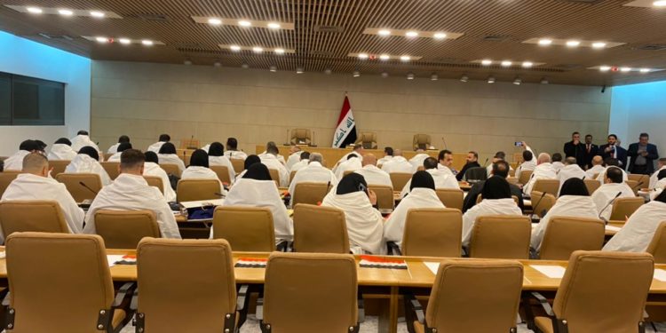 بالصور اعضاء التيار الصدري يدخلون الى قاعة اجتماعات مجلس النواب وهم يرتدون الكفن؟! .. يتبع